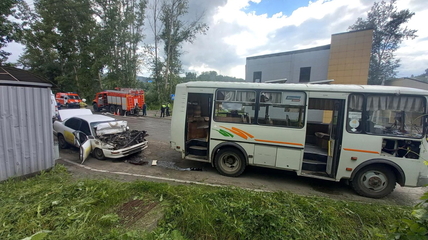 На Алтае водитель такси врезался в автобус и погиб