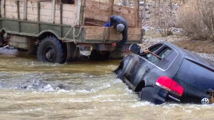Туристы чуть не утопили в реке Республики Алтай свой автомобиль