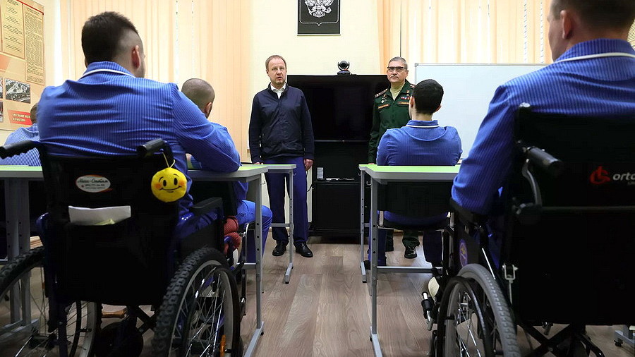 Виктор Томенко навестил раненых алтайских военных в госпитале Минобороны