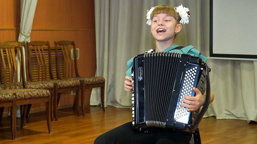 Баянистка из Смоленского района выступила в Москве на одной сцене с Олегом Газмановым