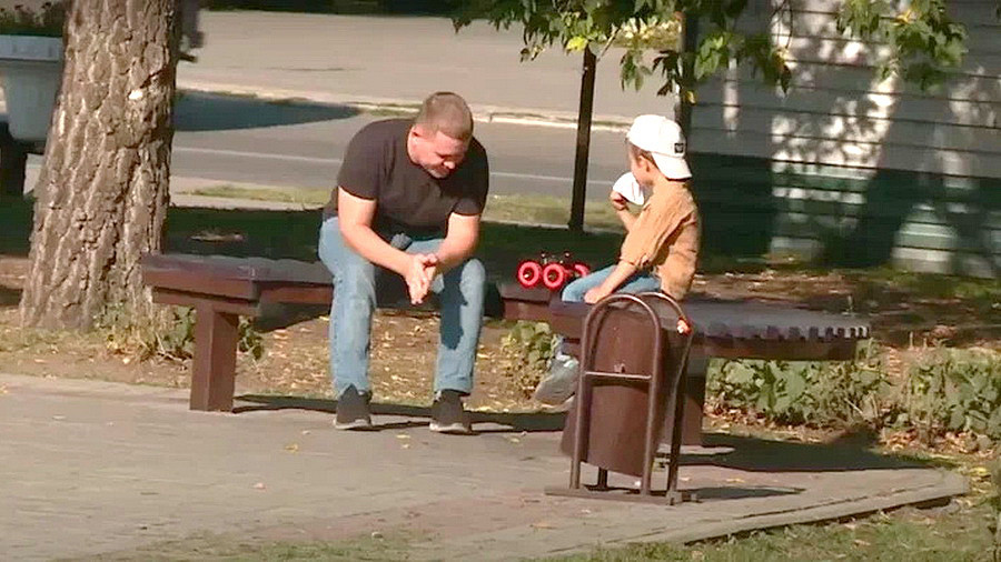 В самом центре Бийска неизвестные увели за руку нескольких детей