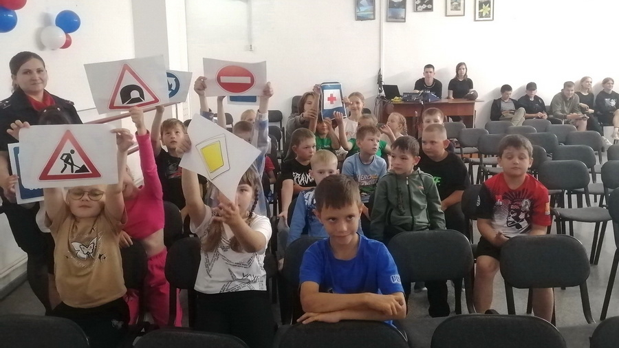 Сотрудники Госавтоинспекции проводят мероприятия с детьми для безопасных каникул