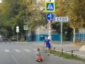 В краевой столице маленький мальчик один ехал по дороге на машинке