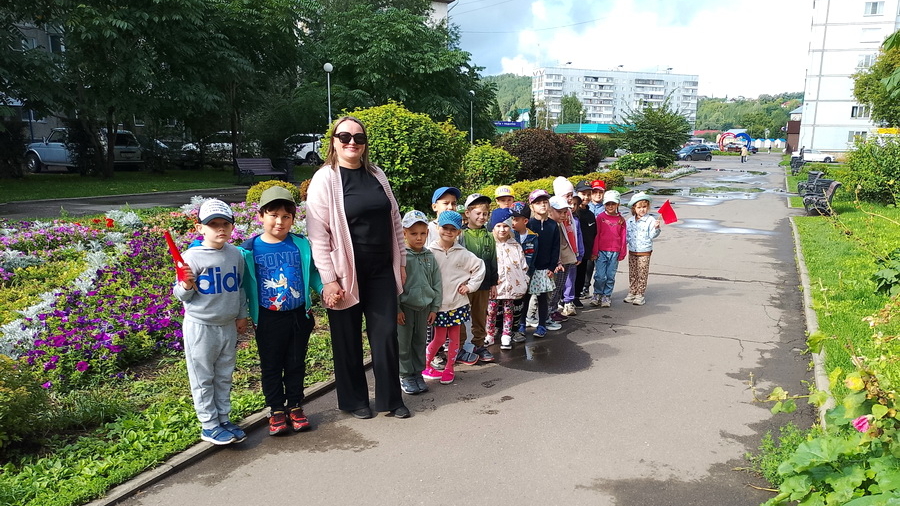 Детский сад «Алёнушка» организовал для старшей группы экскурсию по улицам Белокурихи