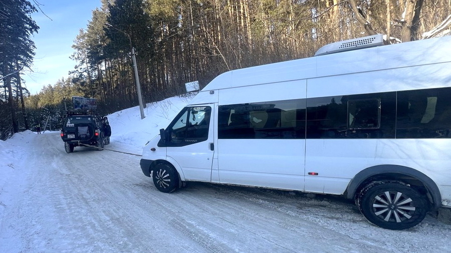 Сотрудники белокурихинской Госавтоинспекции оказали помощь водителю автобуса с туристами