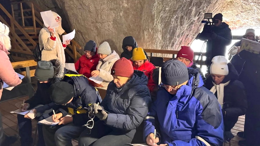 Несмотря на легкий мороз в Денисовой пещере провели Географический диктант