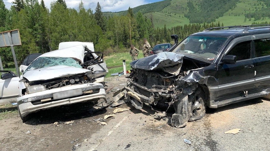 На Алтае мужчина погиб в жестком ДТП около Семинского перевала