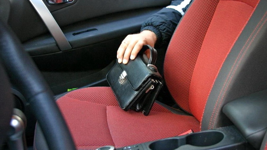 В Смоленском районе полицейские задержали парня подозреваемого в краже и угоне