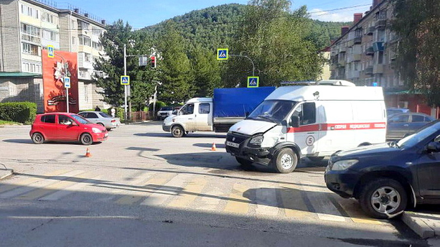 На Алтае в ДТП попал автомобиль скорой помощи, который вёз пострадавшего в другой аварии