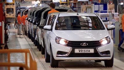 Автоконцерн АВТОВАЗ выпустил первую партию обновленных седанов и универсалов LADA Vesta FL