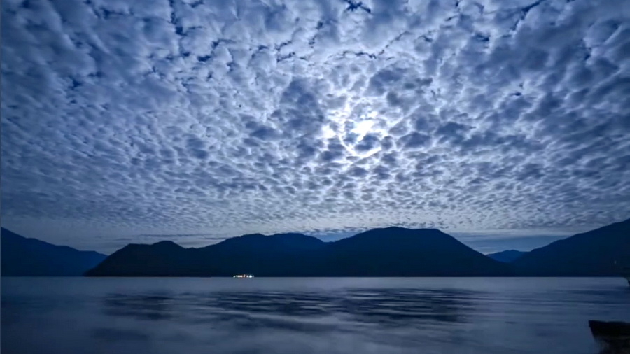 Жители Алтая сняли на видео невероятно красивые облака над озером