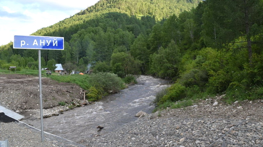 В Алтайском крае томский полицейский спас девочку, которую уносило течением реки