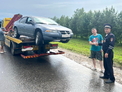Сотрудники Госавтоинспекции оказали помощь водителю, оказавшемуся в трудной ситуации на дороге
