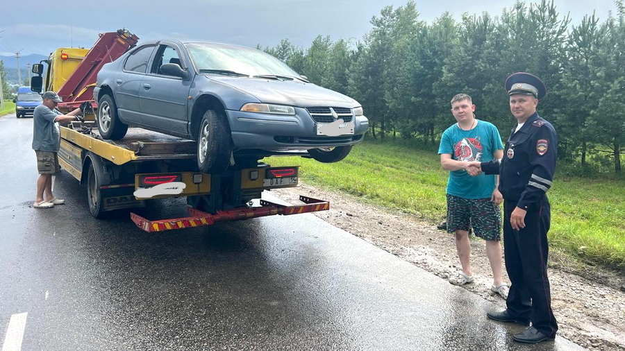 Сотрудники Госавтоинспекции оказали помощь водителю, оказавшемуся в трудной ситуации на дороге