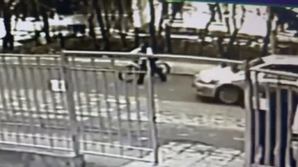 В Белокурихе в районе школы №1 автомобиль чуть не сбил подростка на пешеходе (видео)