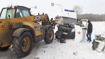 Жесткое ДТП с машиной скорой помощи и трактором произошло в Алтайском крае