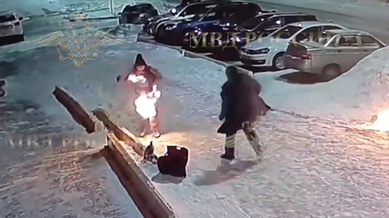 Женщина попалась на удочку мошенников и едва не сгорела, поджигая полицейскую «Ниву» (видео)