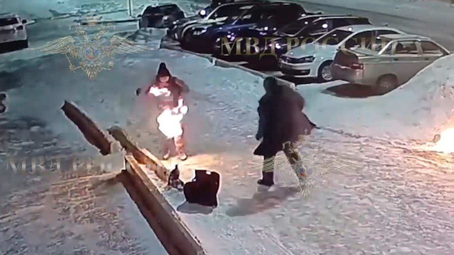 Женщина попалась на удочку мошенников и едва не сгорела, поджигая полицейскую «Ниву» (видео)