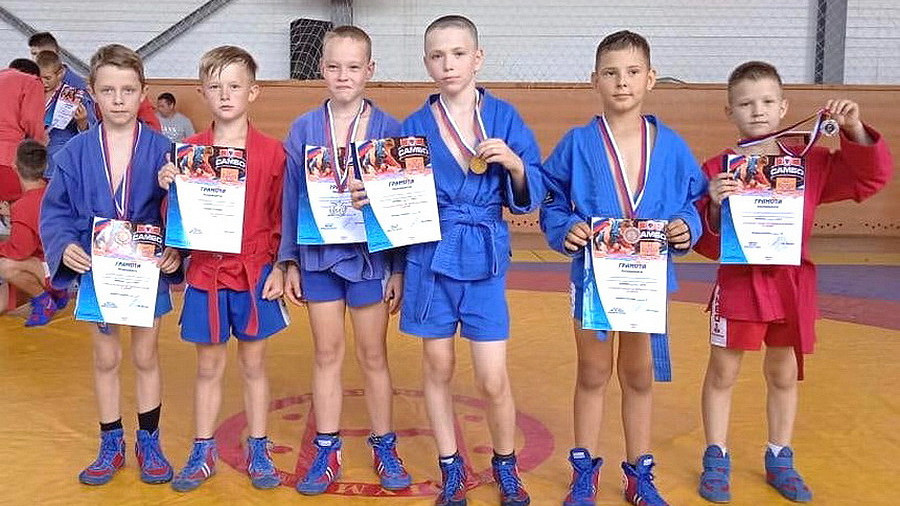 Белокурихинские самбисты начали спортивный сезон с призовых мест