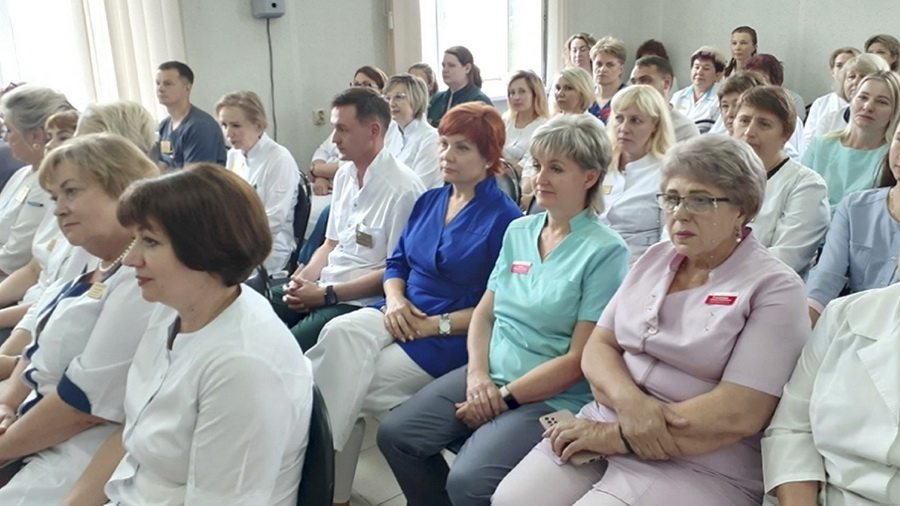 Для борьбы с оттоком кадров правительство запретит частным клиникам платить врачам больше, чем платят государственные