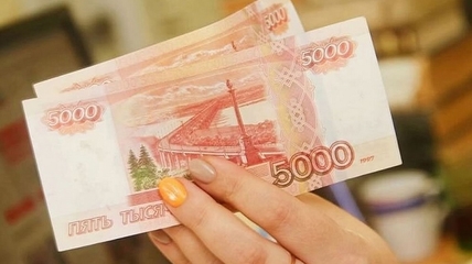 Путин одарил каждого школьника выплатой в 10 тыс. рублей, а беременных - по 6 350 руб. в месяц