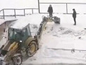 В Барнауле разломали еще одну детскую снежную горку, незаконно слепленную возле домов