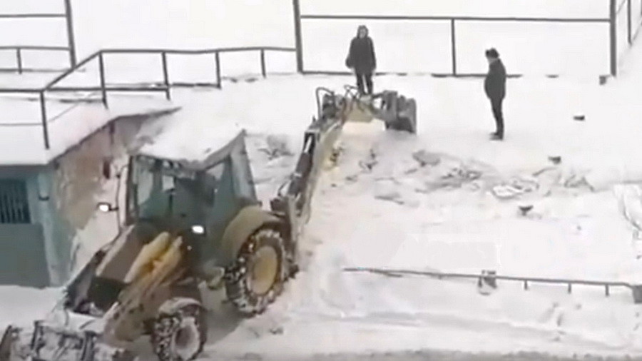В Барнауле разломали еще одну детскую снежную горку, незаконно слепленную возле домов