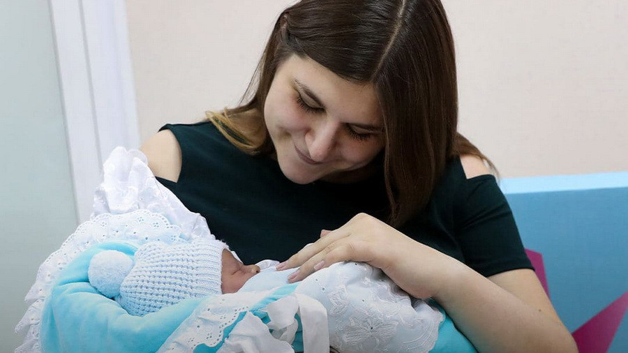 Жители Белокурихи станут получать больше средств при рождении ребенка