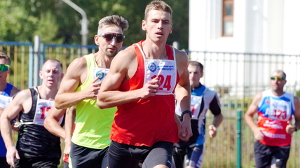 Иван Ратников из Белокурихи выиграл серебро на чемпионате Алтайского края по троеборью с бегом
