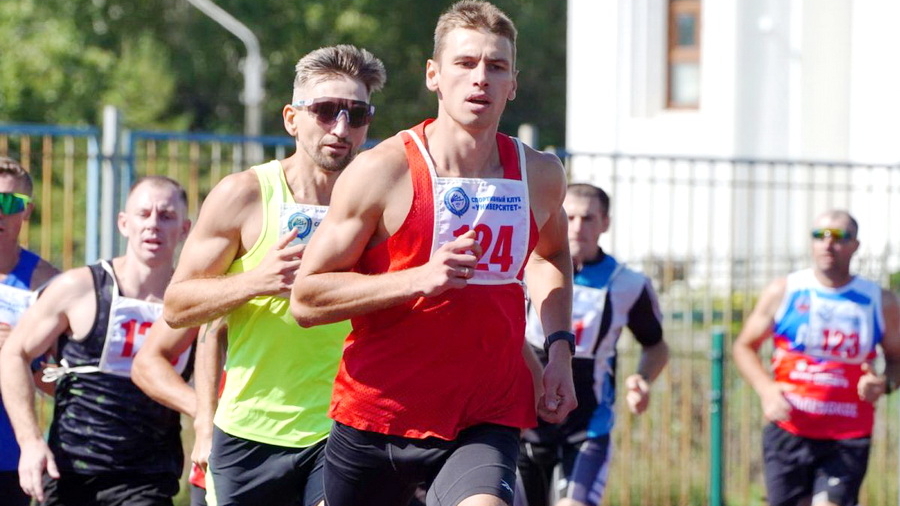 Иван Ратников из Белокурихи выиграл серебро на чемпионате Алтайского края по троеборью с бегом